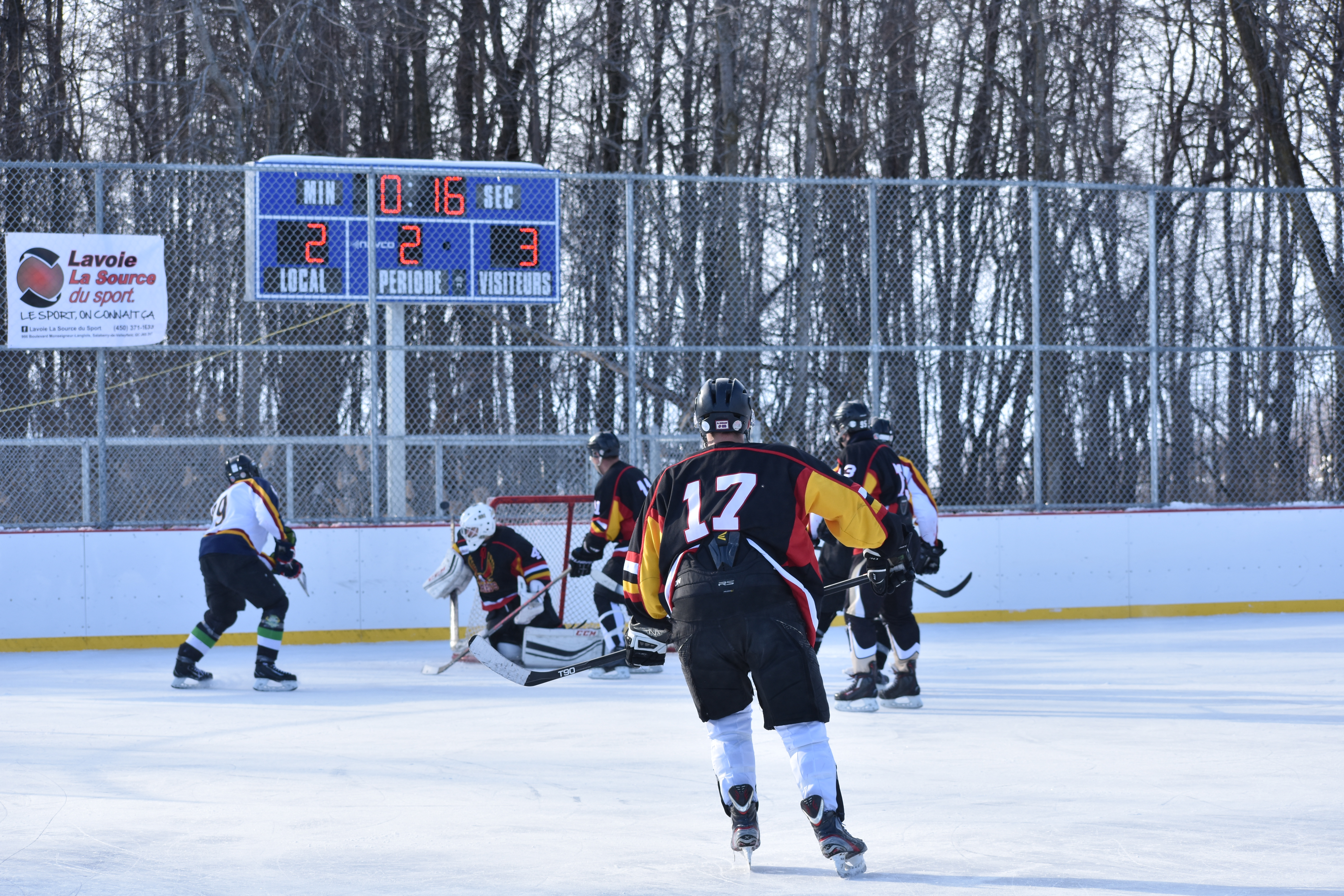 Pour améliorer l’expérience de jeu, les centres de  dekhockey  du Québec ajoutent un tableau de pointage Nevco.