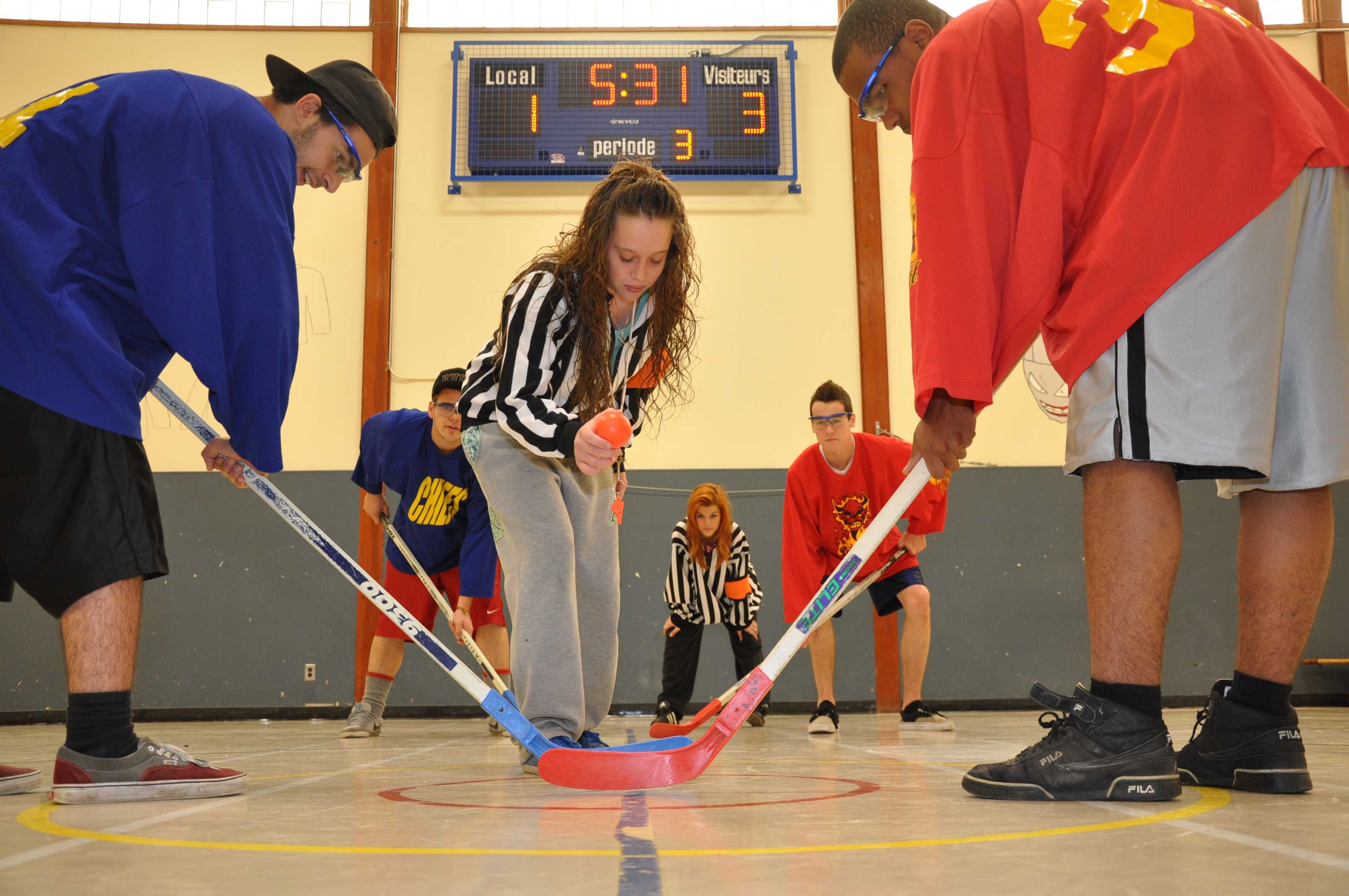 Pour améliorer l’expérience de jeu, les centres de  dekhockey  du Québec ajoutent un tableau de pointage Nevco.