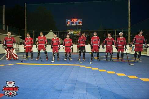 Pour améliorer l’expérience de jeu, les centres de  dekhockey  du Québec ajoutent un tableau de pointage Nevco.